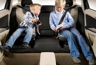 Как правилно да транспортирате деца под 12 години в кола?